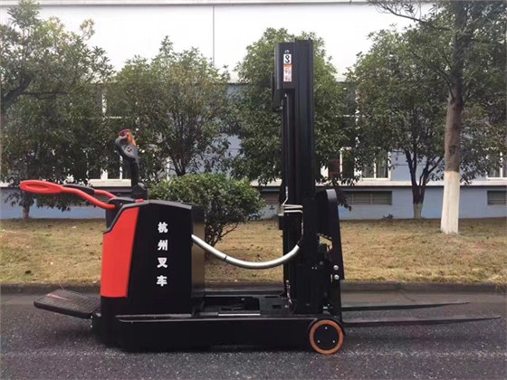 電動(dòng)叉車(chē)