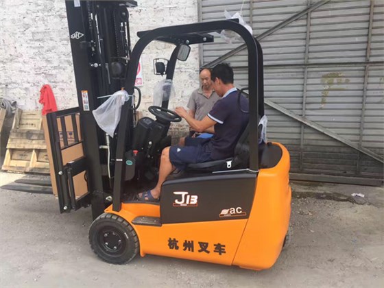 三支點(diǎn)電動叉車
