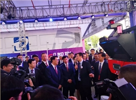 各領導親臨杭叉集團展示區(qū)
