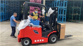 電動(dòng)叉車
