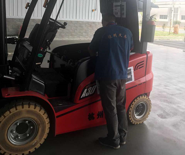 杭州叉車教你一招，給叉車上油！讓叉車高效運(yùn)行！