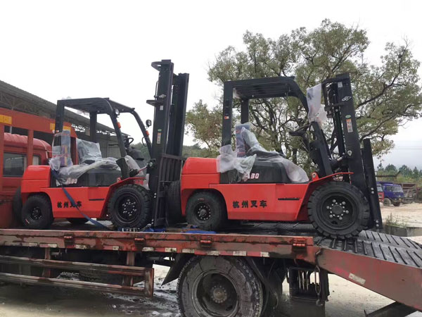 杭州叉車丨為什么要給叉車配實(shí)心輪胎？