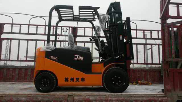 杭州叉車丨叉車應如何避免與貨架發(fā)生碰撞？