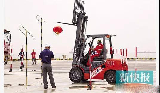 杭州叉車丨叉車掛燈籠，還真不是什么新鮮事！