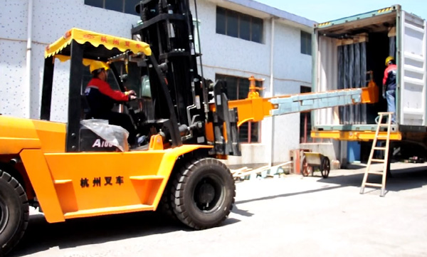 玻璃行業(yè)，杭州叉車串桿屬具卸貨實(shí)拍案例