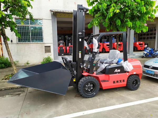 經(jīng)常開叉車的你是否注意到了夏天叉車的保養(yǎng)？小編總結(jié)了幾條