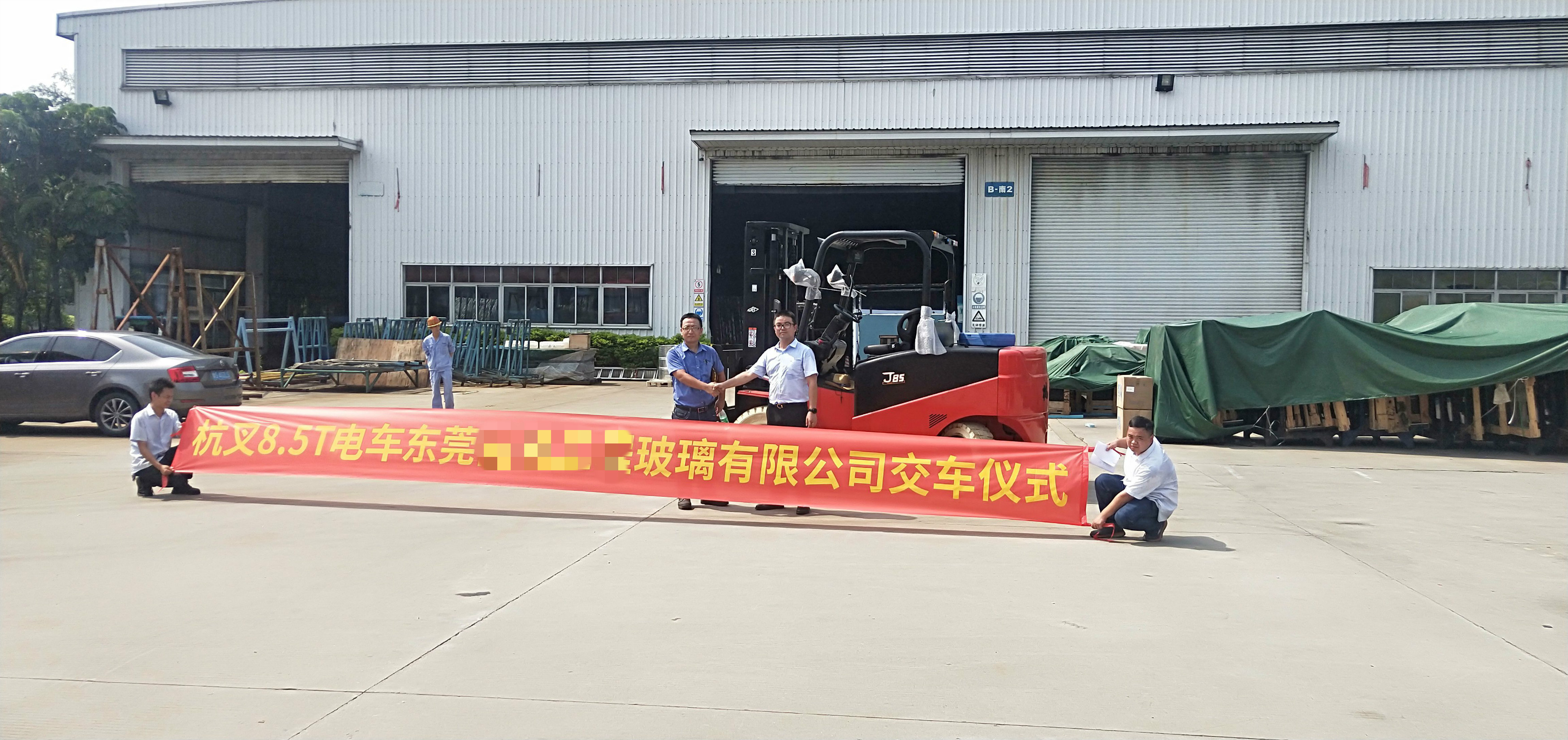 叉車搬運(yùn)玻璃？要輕拿輕放！