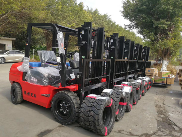 叉車?yán)系每?？不同階段的叉車保養(yǎng)你要注意！