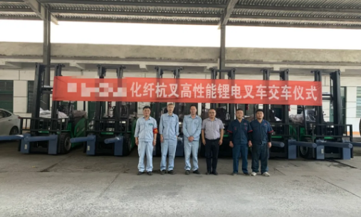 叉車串桿解袋裝物搬運難題，杭叉鋰電順利交付某化纖原料廠